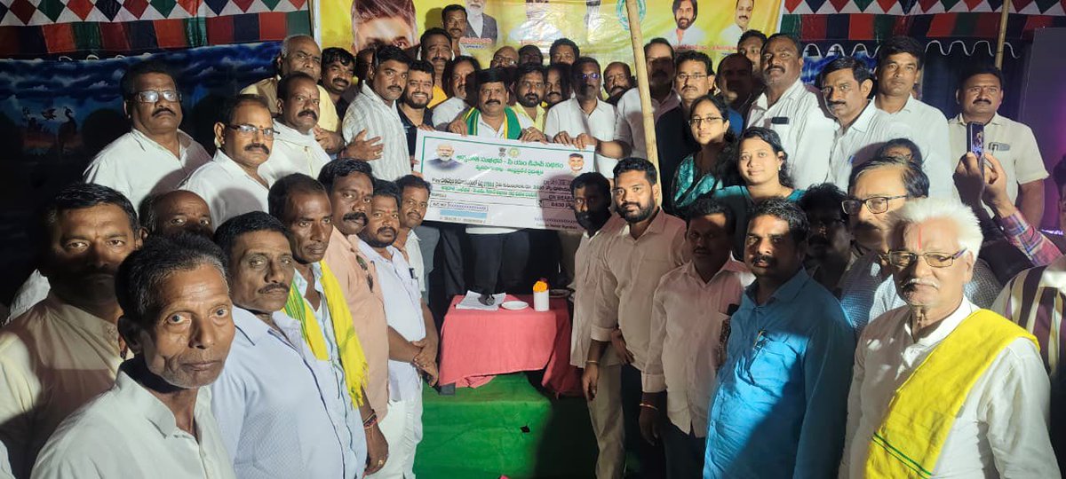 MamidiGROffl's tweet photo. పాతపట్నం నియోజకవర్గ కేంద్రంలోని మండల వ్యవసాయ అధికారి కార్యాలయం ప్రాంగణంలో నిర్వహించిన 2026-27 తొలి విడత అన్నదాత సుఖీభవ – పీఎం కిసాన్ నిధుల విడుదల కార్యక్రమంలో పాల్గొనడం జరిగింది. పల్నాడు జిల్లా లింగంగుంట్ల గ్రామం నుంచి గౌరవ ముఖ్యమంత్రి శ్రీ నారా చంద్రబాబు నాయుడు గారు రైతుల ఖాతాల్లో నేరుగా ఆర్థిక సహాయాన్ని జమ చేసిన కార్యక్రమాన్ని ప్రత్యక్ష ప్రసారం ద్వారా వీక్షించాము. ఈ సందర్భంగా మాట్లాడుతూ రైతుల సంక్షేమమే కూటమి ప్రభుత్వ ప్రధాన ధ్యేయమని, వ్యవసాయాన్ని మరింత లాభసాటిగా మార్చేందుకు ప్రభుత్వం కట్టుబడి పనిచేస్తోందని పేర్కొన్నాను.

పాతపట్నం నియోజకవర్గంలోని ఐదు మండలాలకు చెందిన 37,124 మంది రైతుల ఖాతాల్లో రూ.24.66 కోట్లు జమ కావడం ఆనందదాయకమని తెలియజేశాను. రైతులకు పెట్టుబడి భారం తగ్గించి, నేరుగా ఆర్థిక భరోసా కల్పించడంలో అన్నదాత సుఖీభవ – పీఎం కిసాన్ పథకం కీలక పాత్ర పోషిస్తోందని పేర్కొన్నాను. కేంద్ర, రాష్ట్ర ప్రభుత్వాలు సమన్వయంతో రైతు సంక్షేమం కోసం పనిచేస్తూ వ్యవసాయ రంగాన్ని బలోపేతం చేస్తున్నాయని, రైతులు ప్రభుత్వ పథకాలను సద్వినియోగం చేసుకొని మరింత అభివృద్ధి సాధించాలని పిలుపునిచ్చాను. అనంతరం పథకం లబ్ధికి సంబంధించిన చెక్కులను రైతులకు అందజేయడం జరిగింది.

#MamidiGovindaRao
#AnnadataSukhibhava
#PMKisan
#FarmersWelfare
#Pathapatnam