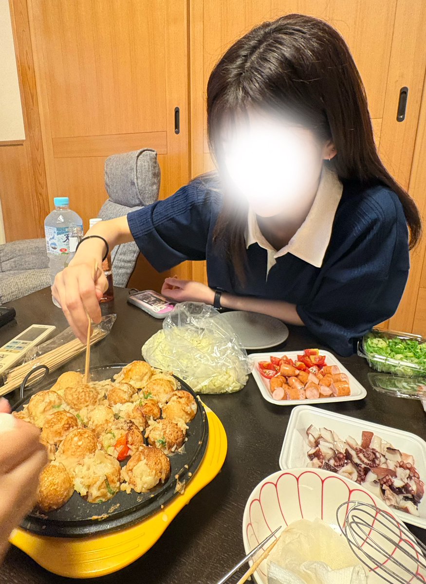 ho_d07's tweet photo. 彼女のいとこカップルたちとタコパ！🐙🥢 https://t.co/wIfYwM6Ivw
