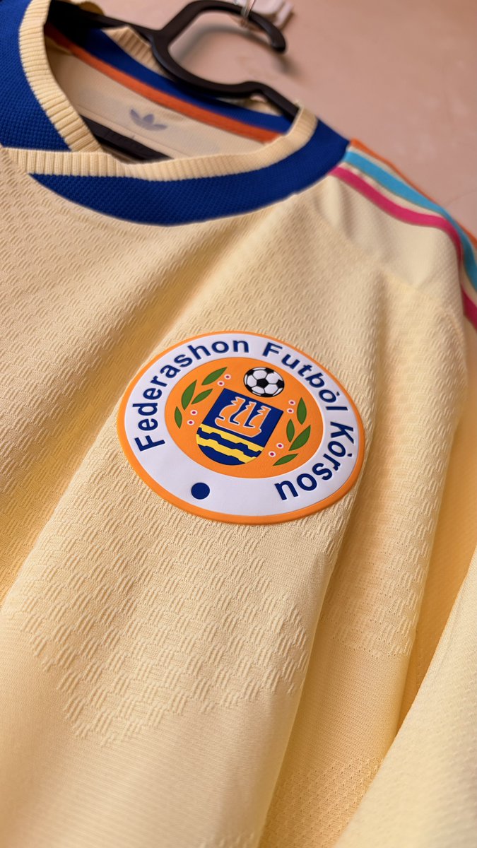 fajarrusalem's tweet photo. Curacao away,

salah satu jersey terbaik,

dr para timnas peserta Piala Dunia 2026.

Colorful dg caranya sendiri,

n gak norak! 

Wording Curacao di belakang leher belakang,

serta warna warni di three stripes pundak,

itu yg saya bilang jersey ini tepat banget melambangkan negaranya

#Kultuitjersi | #jersibagus