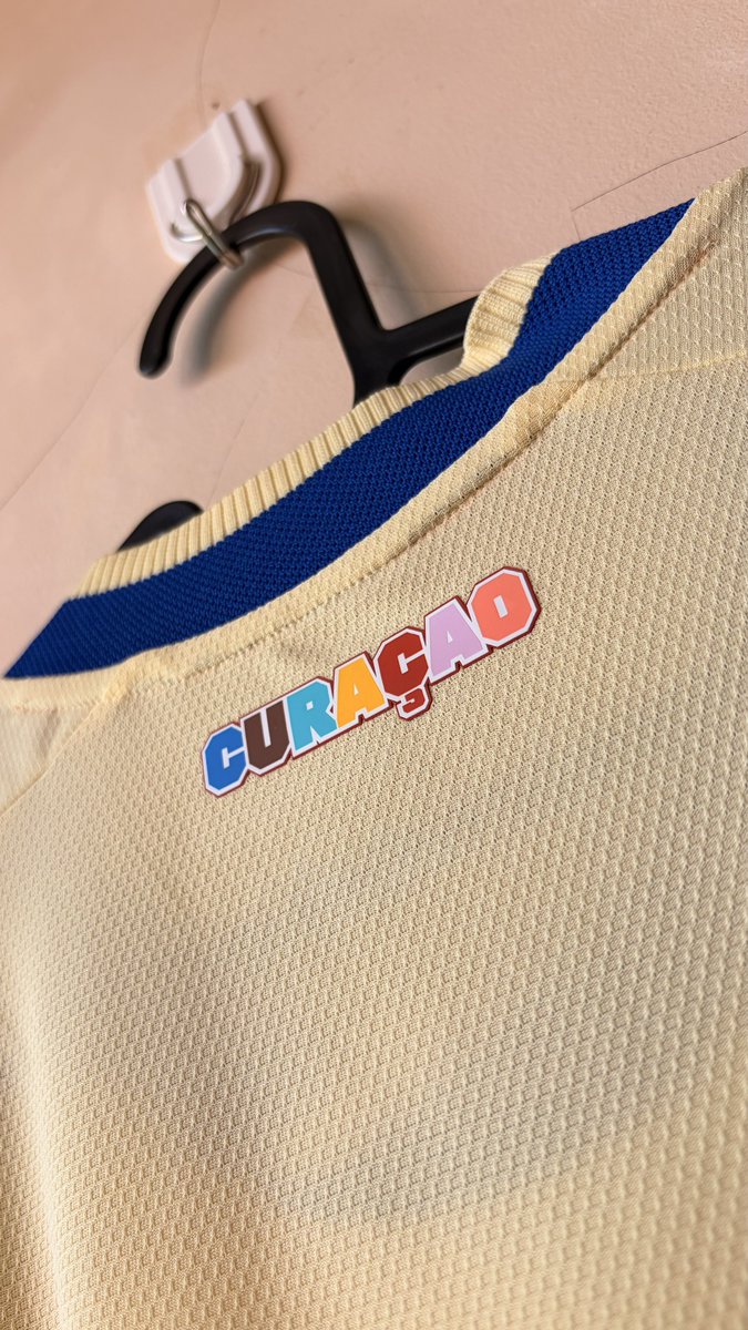 fajarrusalem's tweet photo. Curacao away,

salah satu jersey terbaik,

dr para timnas peserta Piala Dunia 2026.

Colorful dg caranya sendiri,

n gak norak! 

Wording Curacao di belakang leher belakang,

serta warna warni di three stripes pundak,

itu yg saya bilang jersey ini tepat banget melambangkan negaranya

#Kultuitjersi | #jersibagus