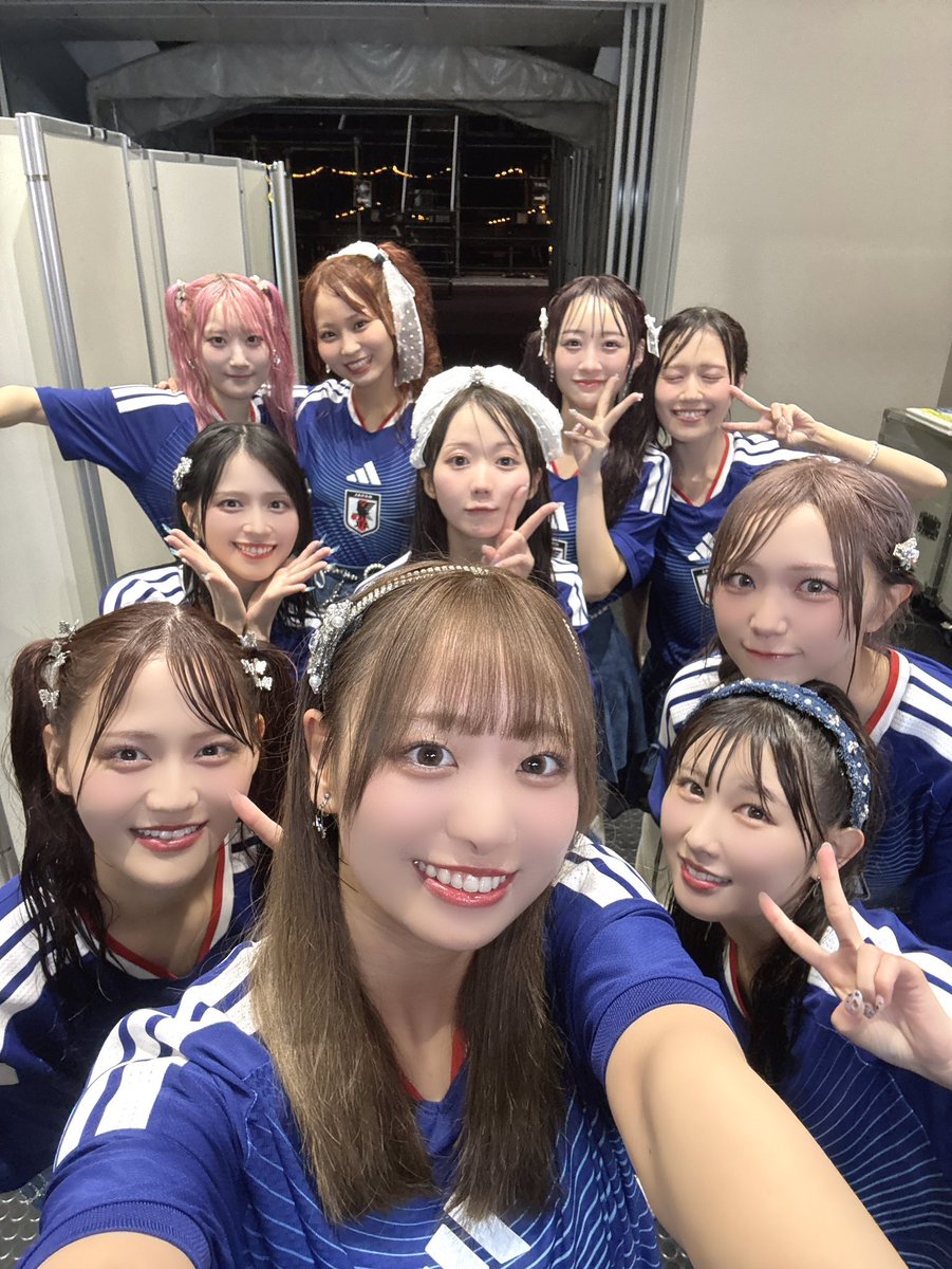 si3_z005lizq's tweet photo. しょこだけ傘さしてライブした感じ？wwwww https://t.co/BVwK5nfdeH