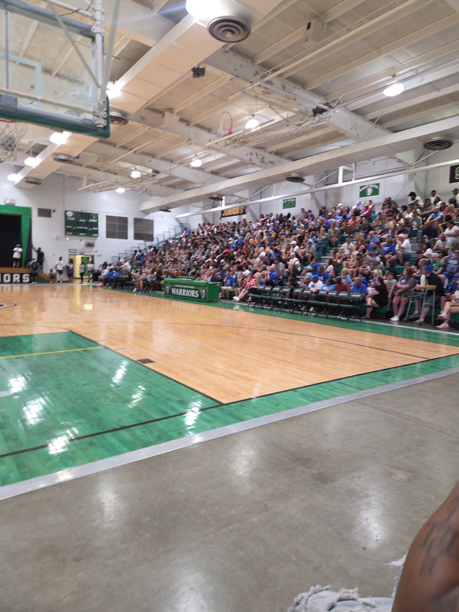 LJ_94_Smith's tweet photo. Walk Thru & Pep Rally 💪 #brotherhood #FRSznLoading #LinemenHoopToo @KYFUTURESTARS @LMHSCoachPorter @Coach_QBorders @AlPopsFootball @PrepRedzoneKY @drew_toennies @Steve_Wallace_2 @CoachRav @CoachLampVU @Grattan65 @IM_THEEACEWALES @Blake_Littman @Coach2J @CoachWhitt_ @SamSerbay https://t.co/eXXlpz0gGe