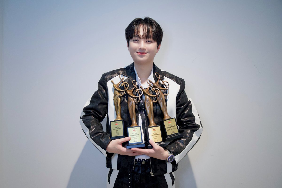 ChanWonOfficial's tweet photo. 🏆 제35회 서울가요대상 4관왕 🏆

찬원이 <제35회 서울가요대상>에서
트로트 부문상, 본상, 인기상, SMA 베스트 아티스트상 부문에서
수상했습니다🫶🏻🥹

4관왕의 영예를 안겨주신
찬스 분들께 진심으로 감사드립니다🥰

앞으로도 찬원을 향한
많은 사랑과 응원 부탁드려요💗

#이찬원 #LeeChanWon https://t.co/pRjMudvm9N