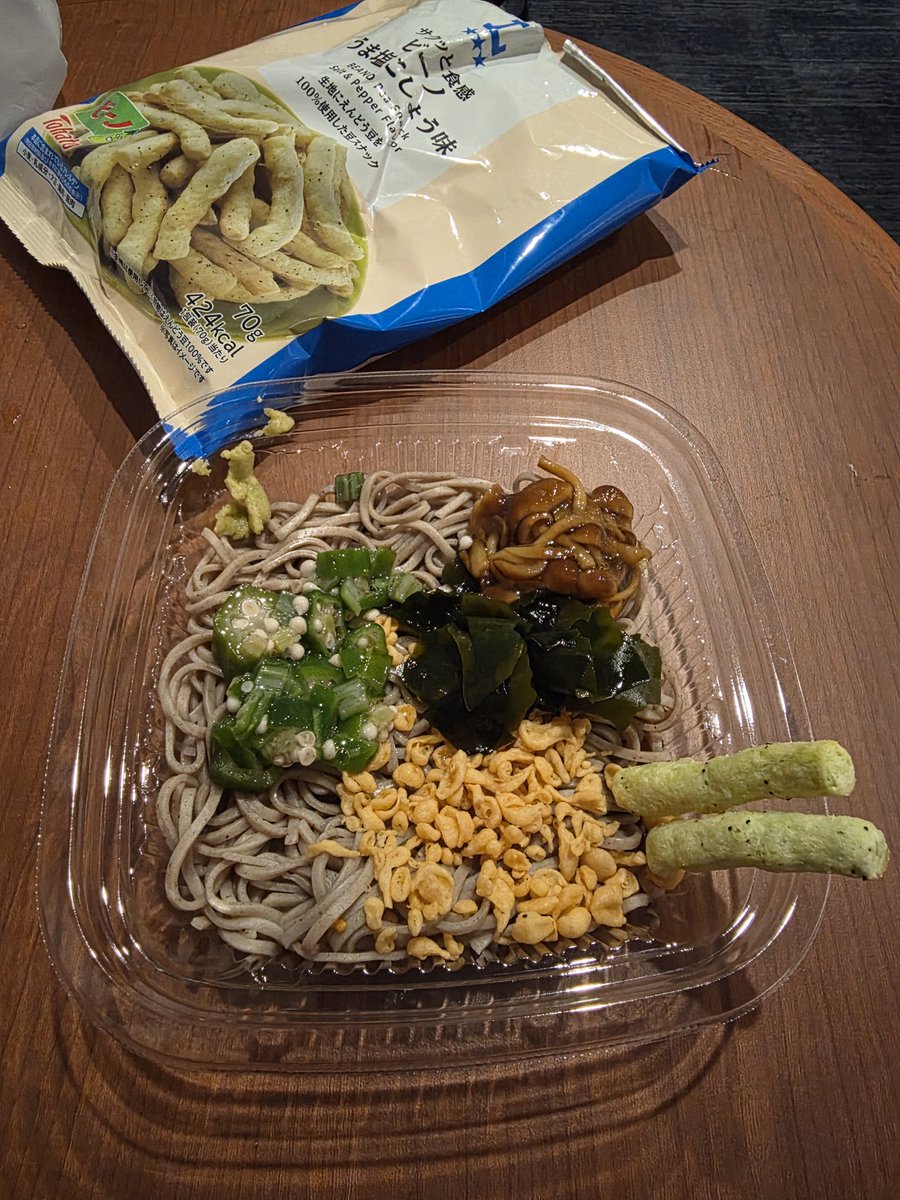 opayan's tweet photo. セルフレジで箸入れ忘れてネバネバ蕎麦を素手で行くかビーノで行くかの2択 https://t.co/tZeN8DzbaG
