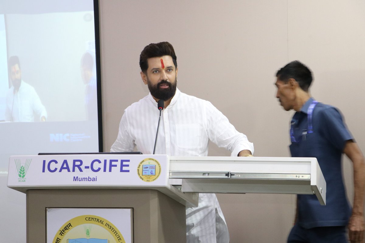 iChiragPaswan's tweet photo. माननीय प्रधानमंत्री श्री नरेंद्र मोदी जी द्वारा किसान हित में जारी की गई पीएम किसान सम्मान निधि की 23वीं किस्त के अवसर पर मुंबई स्थित केंद्रीय मत्स्य शिक्षा संस्थान (ICAR-CIFE) में आयोजित कार्यक्रम में शामिल हुआ।

पीएम-किसान योजना देश के करोड़ों अन्नदाताओं को आर्थिक संबल प्रदान कर कृषि क्षेत्र को सशक्त बनाने की दिशा में एक महत्वपूर्ण पहल है। किसानों के कल्याण और उनकी समृद्धि के प्रति केंद्र सरकार की प्रतिबद्धता निरंतर जारी है।