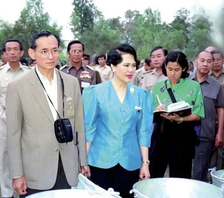ScoopviewTh's tweet photo. “ข้าพเจ้ามีโอกาสที่ดีมาก ได้รับการศึกษาที่พิเศษกว่าคนอื่น เมื่อได้รับทุนจากประชาชนทั้งชาติมา ก็มีหน้าที่ที่ต้องทำอะไรตอบแทน เพื่อให้ผู้ร่วมชาติได้มีโอกาสที่ดีขึ้นกว่านี้”
พระราชดำรัส สมเด็จพระกนิษฐาธิราชเจ้า กรมสมเด็จพระเทพฯ 19 มิ.ย. 2530
#กรมสมเด็จพระเทพ #ทรงพระเจริญ https://t.co/44uqBDce06
