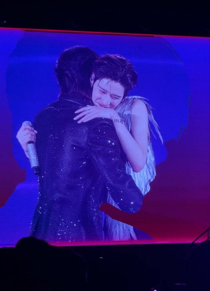 thesixthplanet_'s tweet photo. พี่เจฟ : น้องพีพีเก่งขึ้นมาก 
🥺🥺🥺🫂🫂🫂

#THETITANSCONCERT_D1
 #THETITANSCONCERT #jeffsatur #ppkrit https://t.co/KohpoyK8wW