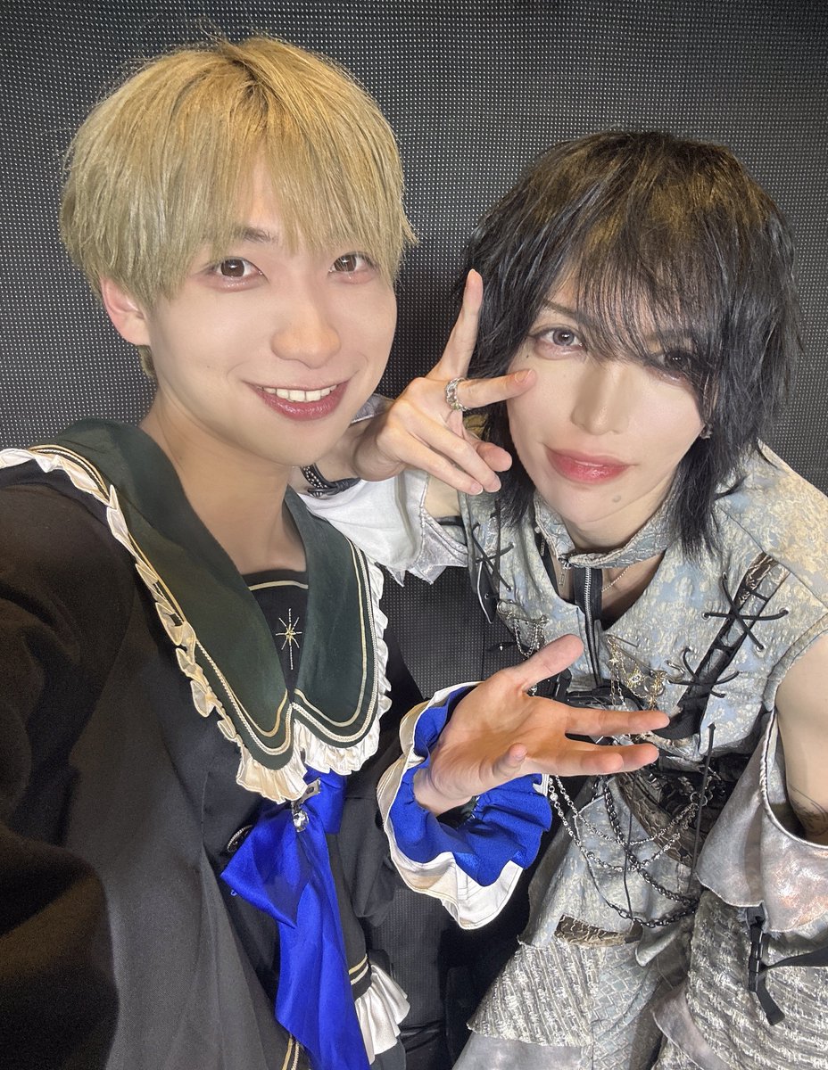 HIRO_StarPrince's tweet photo. あいみーむさん主催
エターナルツアーありがとうございました！

会いに来てくれて
いっしょに盛り上げてくれて
特典会まで本当にありがとう☺︎
いつもより長い時間だったし
一緒にいる時間ずっと幸せだったな

そして、LIVE後はサクくんとお写真撮っていただきました！

サクくんはスタプリが以前から対バンでお世話になっている方なので、LIVEを生で拝見できて、お写真まで撮っていただけて光栄でした🙇🏻
ずっとお優しかったです🟦

明日はキャナルシティ劇場さんで
LIVEです！
アイドル人生で何度もいただける機会ではないと思し、全力で良いLIVEにするけん一緒に思い出作れたら嬉しいな！