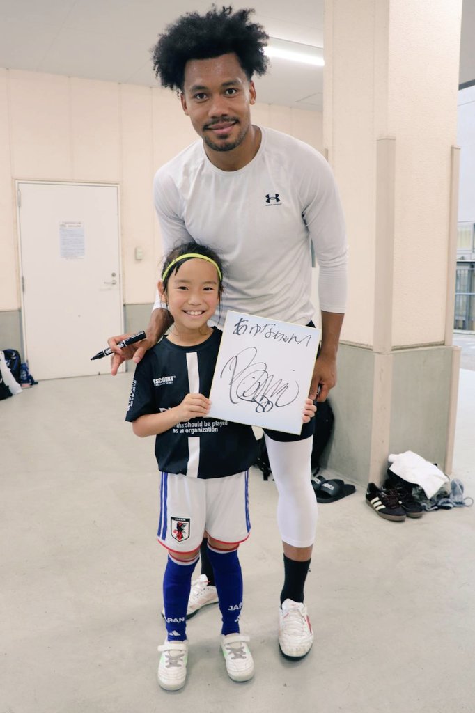 SHOYHO680890's tweet photo. 現在のコーチとのご縁があり
ンドカ・ボニフェイス選手のサッカー教室に参加させていただきました
ディフェンスに特化した指導は学びが多くとても貴重な時間でした
「ディフェンス良かったから、DFもやってみれば！」
と嬉しいお言葉までいただき感激🥹 本当にありがとうございました
#ヴィッセル神戸 https://t.co/SdRIMlzUHS