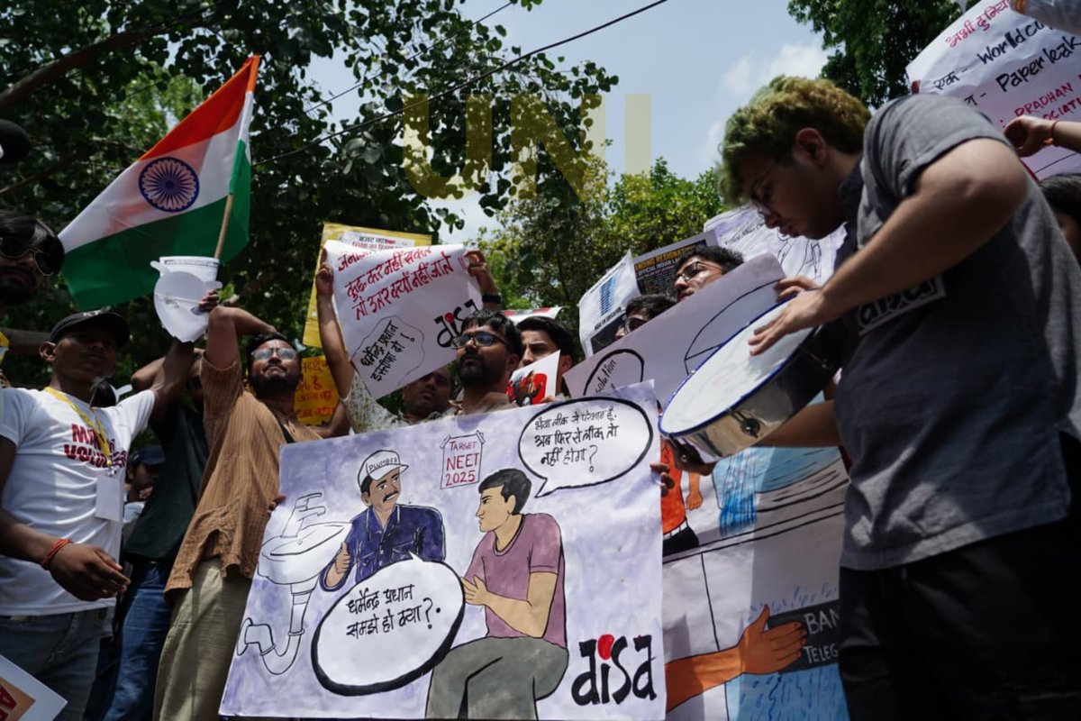 UNI_Photos's tweet photo. In Photos | Supporters of the Cockroach Janta Party (CJP) staged a protest at Jantar Mantar in Delhi on Saturday, demanding the resignation of Union Minister Dharmendra Pradhan (20/06).

📸: Ritik Sharma / UNI

@CJP_for_India | #CockroachJantaParty | #CJPProtest | #Delhi | #JantarMantar | #Protest | #AbhijeetDipke | #UNI