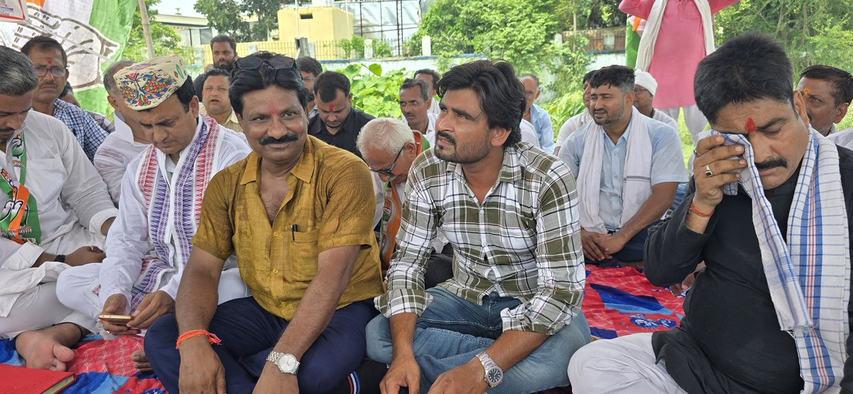NiraleDon's tweet photo. NEET पेपर लीक, बेरोजगारी और महंगाई के खिलाफ लहेरियासराय के पोलो मैदान में कांग्रेस द्वारा आयोजित धरना-प्रदर्शन में शामिल होकर युवाओं और आम जनता की आवाज़ बुलंद की।
छात्रों, युवाओं, किसानों और मजदूरों के अधिकारों की लड़ाई जारी रहेगी
@ShayarImran @RahulGandhi @NazarFaridiIND https://t.co/rBLZ1xciSd