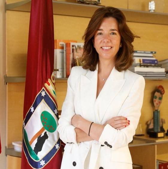 LosGenoveses's tweet photo. La famiglia. Paula Gómez Angulo es en la actualidad concejala del PP en el Ayuntamiento de Madrid  y presidenta de la Junta de Distrito de Tetuán . 

Su padre Juan Antonio ha estado vinculado al PP como diputado de la Asamblea de Madrid, Secretario de Estado con el gobierno de Aznar y con Ana Botella en su etapa como alcaldesa de Madrid. 

Su madre fue Jefa de Gabinete de Margarita Mariscal de Gante, cuando fue ministra de Justicia con Aznar. 

Estas vinculaciones se complementan en el ámbito judicial. 

El tío paterno de la concejala Paula Gómez Angulo resulta ser Jesús Gómez Angulo magistrado en la Audiencia Provincial de Madrid  exactamente en la Sección 23 (penal). 

Se da la circunstancia, casual o no, que es uno de los 3 jueces que tutelan jerárquicamente la instrucción de Peinado contra Begoña Gómez . 

Cada cual que saque sus propias conclusiones. Verde y con toga