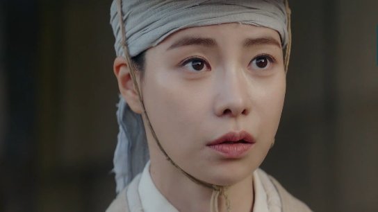 dramacoKR's tweet photo. Lee Hyun ama Danshim (the real Danshim) huwaaaa so happy for them! Nangis bangeeet! #MyRoyalNemesis 

Bisa ga bikin spin-off cerita mereka 😭 https://t.co/6clAmfLWaq