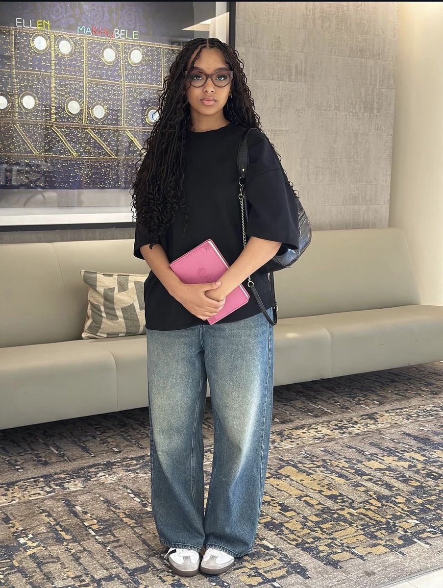 ComfortLolaa's tweet photo. What’s the first thing that comes to your mind when you see a lady dressed like this?? https://t.co/zVDqfLKacz