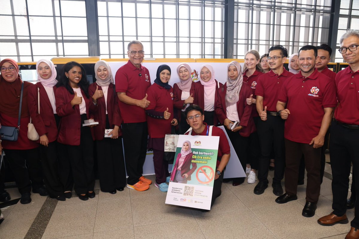 KKMPutrajaya's tweet photo. YB Datuk Seri Dr. Dzulkefly Ahmad, Menteri Kesihatan telah menyempurnakan Program Cik Era Naik MRT hari ini yang  memanfaatkan pengangkutan awam sebagai medium penyampaian mesej kesihatan kepada masyarakat. 

Program yang bermula di Stesen MRT Putrajaya Sentral dan berakhir di Stesen MRT Tun Razak Exchange (TRX) ini merupakan kesinambungan kepada Kembara Beraya Bersama Cik Era yang telah dilaksanakan pada Mac lalu. 

Inisiatif ini memperluaskan pendekatan promosi kesihatan ke ruang awam yang strategik, khususnya kepada pengguna MRT Laluan Putrajaya yang merekodkan kira-kira 200,000 penumpang setiap hari. Ia membolehkan mesej kesihatan disampaikan secara lebih santai, interaktif dan dekat dengan masyarakat dalam kehidupan seharian mereka.

Selaras dengan agenda pendigitalan perkhidmatan kesihatan, KKM telah memperkenalkan Cik Era AI iaitu rakan maya berasaskan teknologi kecerdasan buatan (Artificial Intelligence) yang menyediakan maklumat, motivasi dan panduan secara digital kepada individu yang ingin berhenti merokok atau vape pada bila-bila masa.

Sejak dilancarkan pada 15 Mac 2026 yang lalu, seramai 17,412 pengguna telah berinteraksi dengan Cik Era AI untuk mendapatkan maklumat berkaitan perkhidmatan berhenti merokok, dengan purata 258 interaksi sehari. Malah, promosi yang dilaksanakan melalui MRT Laluan Putrajaya, hasil kerjasama rakan strategik di bawah Memorandum Persefahaman (MoU) mQuit Services telah meningkatkan penggunaan perkhidmatan ini sebanyak 34%, iaitu daripada purata 258 kepada 347 interaksi sehari sehingga 15 Jun 2026.

Sehingga kini, seramai 90 penyedia perkhidmatan swasta telah berdaftar melalui platform tersebut, manakala seramai 9,349 klien telah mendaftar sejak Oktober 2024 untuk mendapatkan bantuan dan sokongan berhenti merokok.

Perkhidmatan sokongan seperti mQuit, JomQuit dan Cik Era AI memainkan peranan penting dalam membantu individu yang mengalami ketagihan nikotin mendapatkan akses kepada rawatan, kaunseling dan sokongan yang berterusan. Ini melengkapkan usaha kawal selia produk merokok di bawah Akta Kawalan Produk Merokok Demi Kesihatan Awam 2024 [Akta 852] serta memperkukuh pendekatan kesihatan awam dalam mengurangkan beban penyakit berkaitan merokok.

KKM menyeru seluruh rakyat Malaysia, agar memanfaatkan kemudahan yang disediakan melalui JomQuit dan Cik Era AI sebagai langkah pertama ke arah kehidupan bebas rokok dan vape demi kesihatan diri, keluarga dan generasi masa hadapan.

Hadir sama YBhg. Dato' Sri Zahrul Hakim bin Abdullah, Timbalan Ketua Setiausaha (Kewangan) KKM,  YBrs. En. Shahrin Imran, Ketua Pegawai Kewangan Operasi  MRT Corp, YBrs. Dr Ismuni bin Bohari, Timbalan Ketua Pengarah Kesihatan (Kesihatan Awam) KKM, YBrs. Dr. Noraryana binti Hassan, Pengarah Kawalan Penyakit, KKM, YBrs. Ulli Zillner, Pengurus Besar,  KENVUE dan Yang Setia Kol. Bersekutu (PA) Assoc. Prof. Dr. Murallitharan Munisamy, Managing Pengarah, National Cancer Society Malaysia (NCSM).

#KKMPrihatin #SihatBersama #MalaysiaSihat #MADANIBekerja