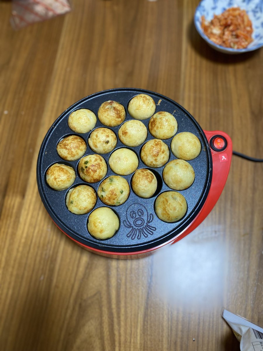 kana12150's tweet photo. 今日夕飯に妹と姪っ子たちにお呼ばれされてタコパしてきました！
チーズやキムチや蛸を入れてたりしてめちゃ美味しかったー
ワイはごま油と塩をかけて食べる食べ方にハマってしまいめちゃ食べちゃった！
デザートにパンケーキの生地をたこ焼き器に流し込みチーズやチョコ、マシュマロ入れて食べました https://t.co/00em5myTwu