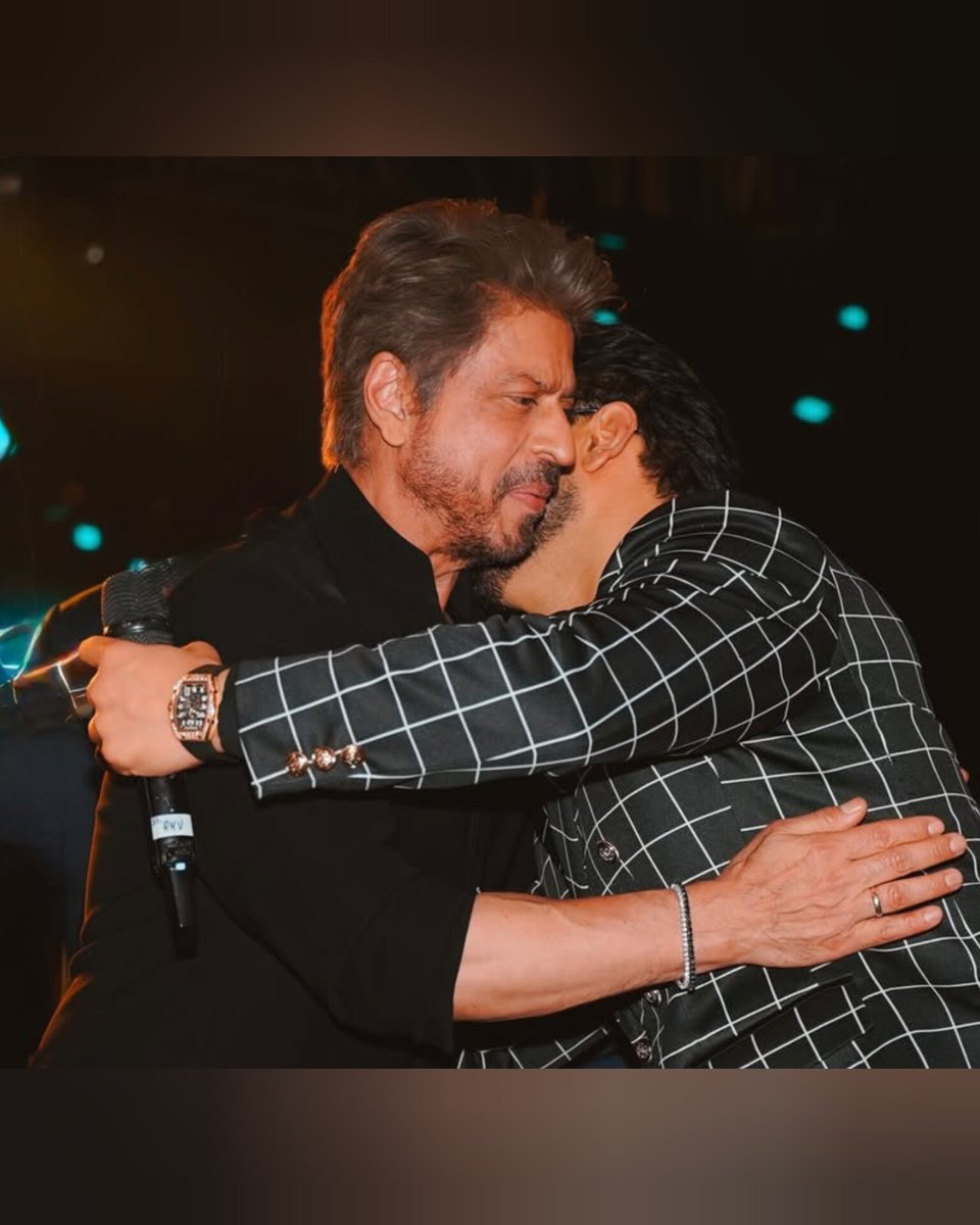 srkfcwardha's tweet photo. More pictures of SRK at Supriya Sule daughter’s wedding last night!! ❤️

#King #ShahRukhKhan #SRK #KingKhan #KingOfHearts https://t.co/6ZAfnTI92W