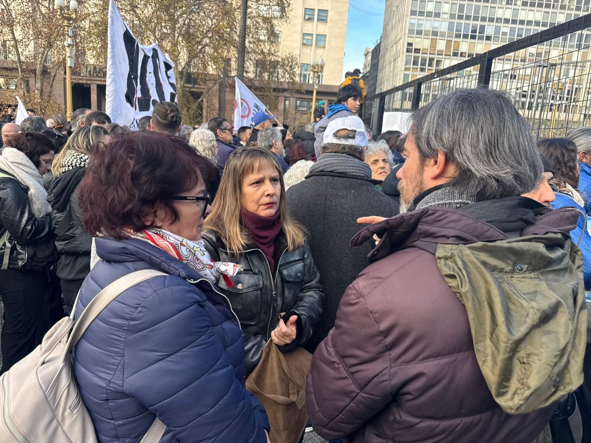 PTSarg's tweet photo. Homenaje a Taty Almeida | Ronda en Plaza de Mayo ✊🏻🤍

@Barry__Ale y @NicolasdelCano participan en despedida a la querida Madre de Plaza de Mayo, junto a importantes figuras como Adolfo Pérez Esquivel.

El mejor homenaje es continuar la pelea que ella sostuvo durante toda su vida: por memoria, verdad y justicia, contra la impunidad.

¡30.000 compañeras y compañeros detenidos-desaparecidos, presentes! Ahora y siempre.