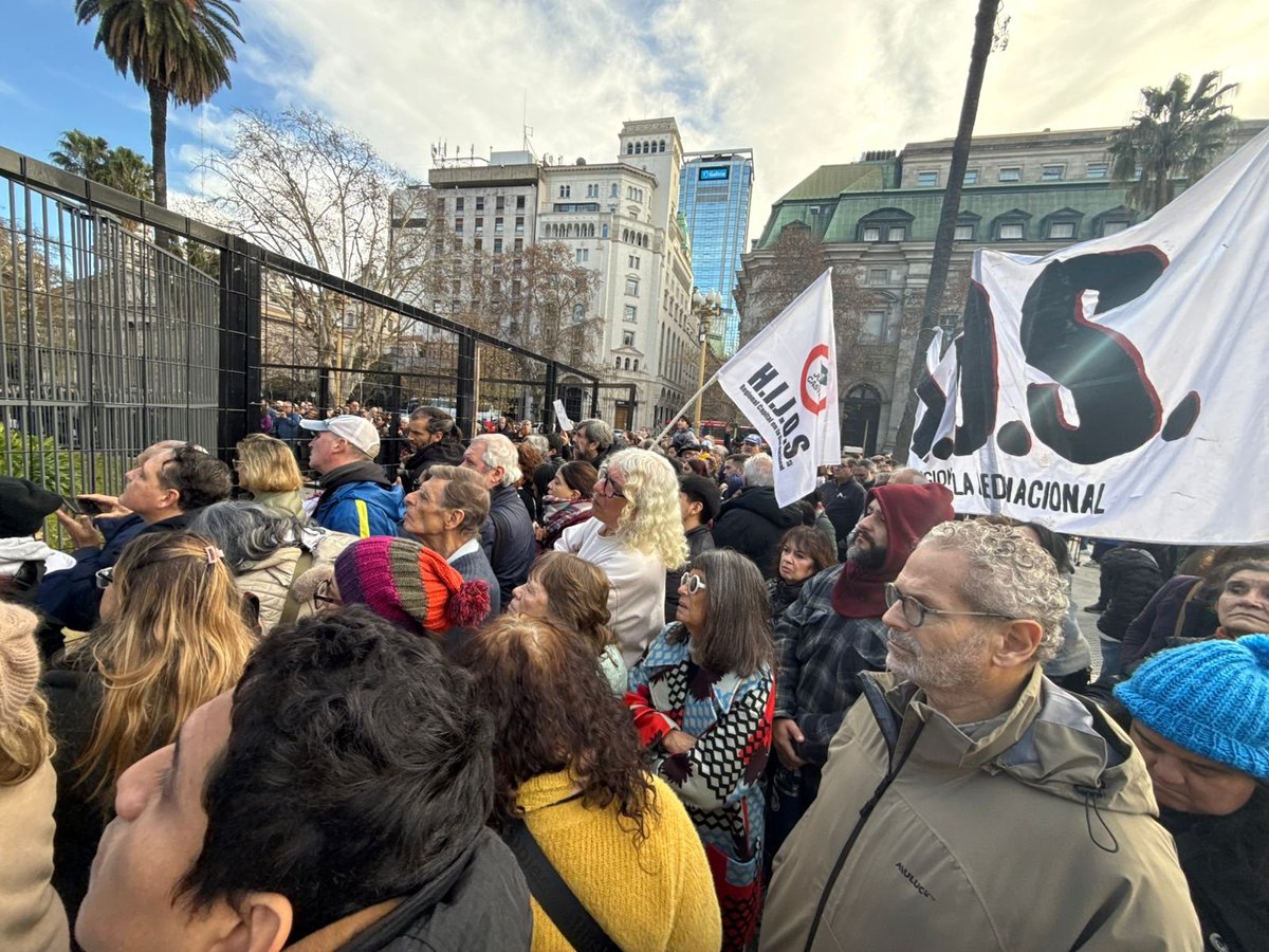 PTSarg's tweet photo. Homenaje a Taty Almeida | Ronda en Plaza de Mayo ✊🏻🤍

@Barry__Ale y @NicolasdelCano participan en despedida a la querida Madre de Plaza de Mayo, junto a importantes figuras como Adolfo Pérez Esquivel.

El mejor homenaje es continuar la pelea que ella sostuvo durante toda su vida: por memoria, verdad y justicia, contra la impunidad.

¡30.000 compañeras y compañeros detenidos-desaparecidos, presentes! Ahora y siempre.