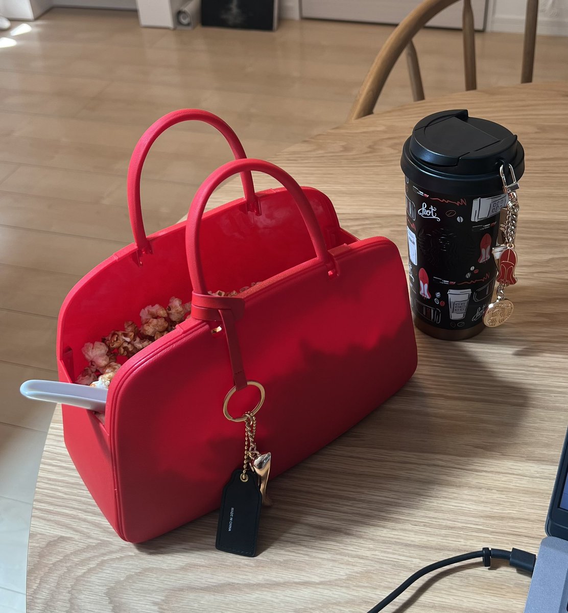 n_____1962's tweet photo. 嬉しい〜‼️1も同時に劇場で観られるなんて😭😭😭さっそくチケット予約して、明日観に行くことにしました✨お洒落して行きます🎶

#プラダを着た悪魔イッキ見上映RPキャンペーン https://t.co/1VJpwkwg2f
