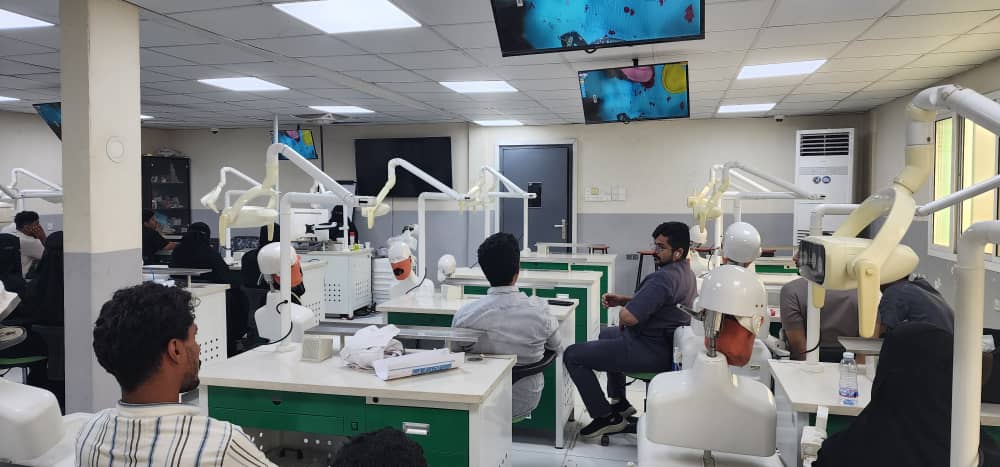 Alarabuni1's tweet photo. برعاية عميد كلية طب الاسنان جامعة العرب
وبإشراف لجنة التعليم المستمر بكلية طب الأسنان 
أقامت كلية طب الأسنان بجامعة العرب دورة تأهيلية في مجال الاستعاضة السنية

 للمزيد زوروا موقعنا على الرابط التالي:
https://t.co/QBkaxUuWmM

#جامعة_العرب
#هوية_وحضارة https://t.co/s4NjUywvMW