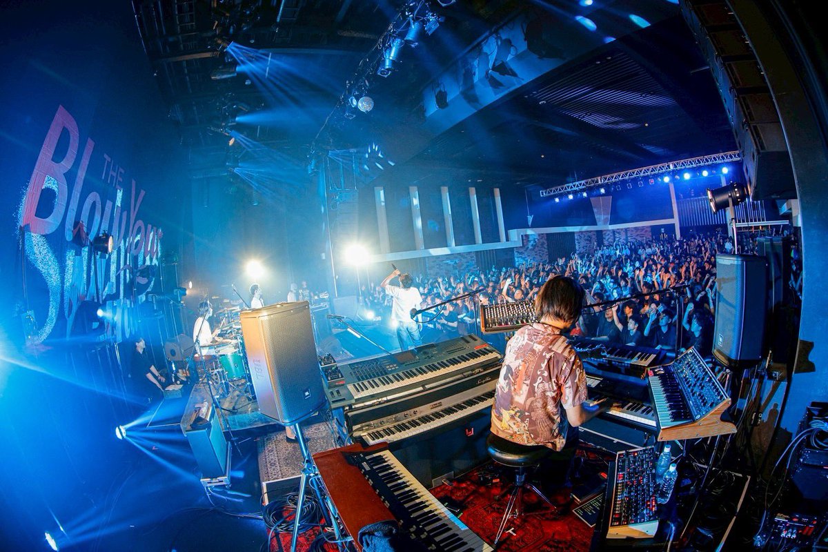 suchmoz's tweet photo. The Blow Your Mind TOUR 2026
2026.06.20 (Sat)
BLUE LIVE HIROSHIMA Day 1

音楽を楽しんでるGRAPEVINEのステージに刺激をもらって、俺らも自由な気持ちで楽しませてもらいました！

広島の皆さん今日は雨のなか足を運んでくれてありがとう。

明日もよろしく！！

#SCM_TBYM
#Suchmos
#GRAPEVINE

Photo by キクイヒロシ

全国アリーナワンマンツアー
『Suchmos BAY SIDE TOUR 2027』開催

https://t.co/6q5UTPblgA