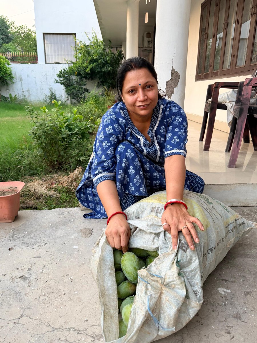 rakeshjournal's tweet photo. मेरी पत्नी पारूल सिंह लखनऊ स्थित हमारे मकान में अपने बग़ीचे के आम के साथ 🥭 इसका आनंद ही कुछ और होता है ।। मुस्कुराइए आप लखनऊ में है “ 😊@parulpresident https://t.co/lKkvmCKMVG