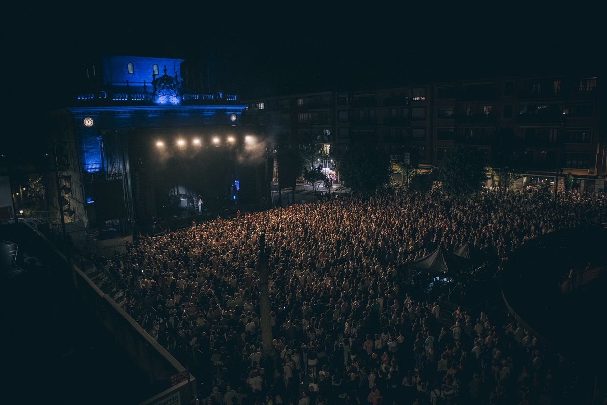 Chenoa's tweet photo. Sin palabras por lo vivido anoche en el concierto de #Irún 🥺🙏🙏 GRACIAS de todo corazón por el cariño y la entrega 🙌🙌🙌 Me voy con pilas bien cargadas 💪🏼💫💫 Volveré a esta tierra tan maravillosa 🙋🏻‍♀️😍❤️❤️ Gracias @AliasManagement y a mi banda!🫶🏼🥰 
📷 https://t.co/WUGNI9dvC0 https://t.co/Pch9GbWSIy