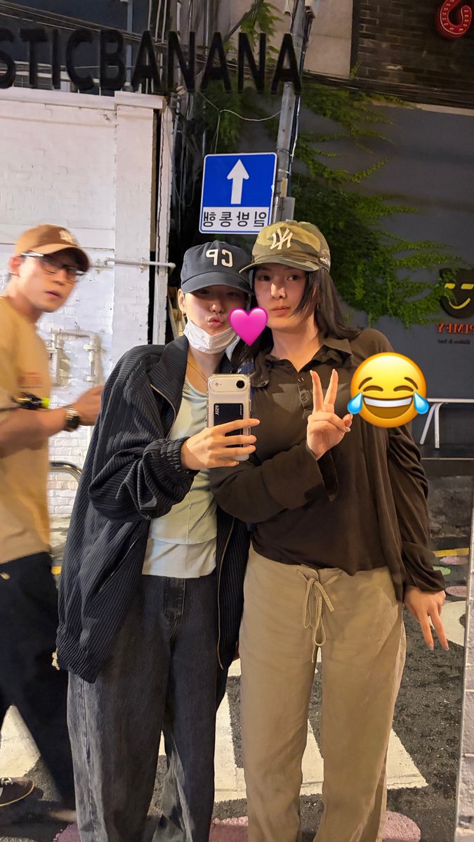 iygnaseel's tweet photo. 고은님이 입고 있는 겉옷 상이님 옷 아닐까나 https://t.co/3Nei4Z5TUp