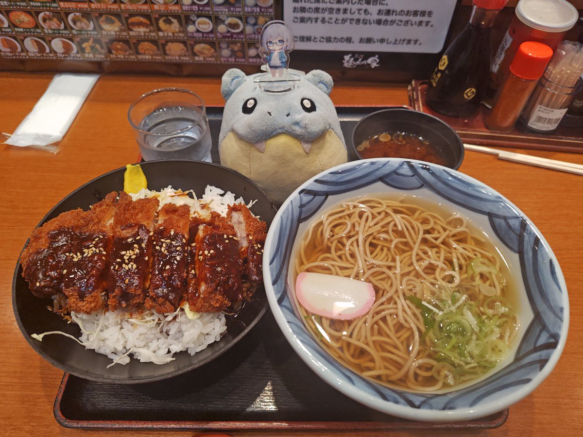 hinappy0714's tweet photo. こんばんは🌟

今日のランチ🍚🥢は実家近くの
定食屋さんの半額イベントで
味噌カツ丼🍚とかけうどん🥢
相方はかけそば🥢🥢を
食べて来ました😋

物価高のご時世に半額イベントは
本当にありがたいです🥹

ごちそうさまでした👏👏 https://t.co/YK2BJNhgqj