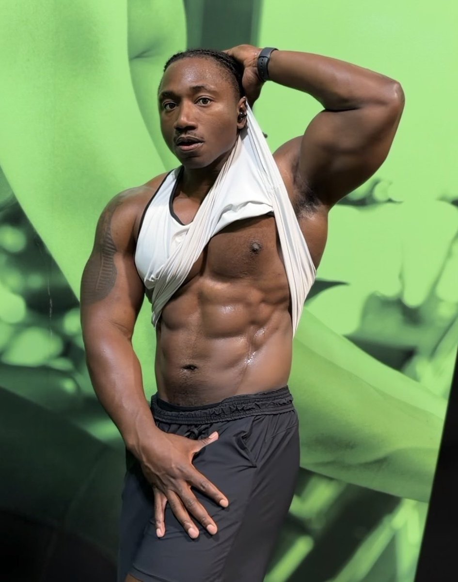 therealTavionB's tweet photo. Do you consider this “shirtless” 

#fitness #gym #fyp #explore #sexy https://t.co/4a8J0jFGOu