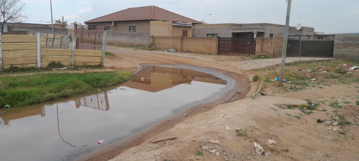 UmarFarouK7777's tweet photo. @JHBWater / @MyJRA 

Good Day, I've taken these pics

Affected street is:

Mount Aux Sources street,

Extension 4

Lenasia South • #LenasiaSouth

Pics taken from stand/house number 5835 Mount Aux Sources street.

[Name of Resident who alerted me is Sameer]

CC: @CityofJoburgZA https://t.co/XJHaprXaI9