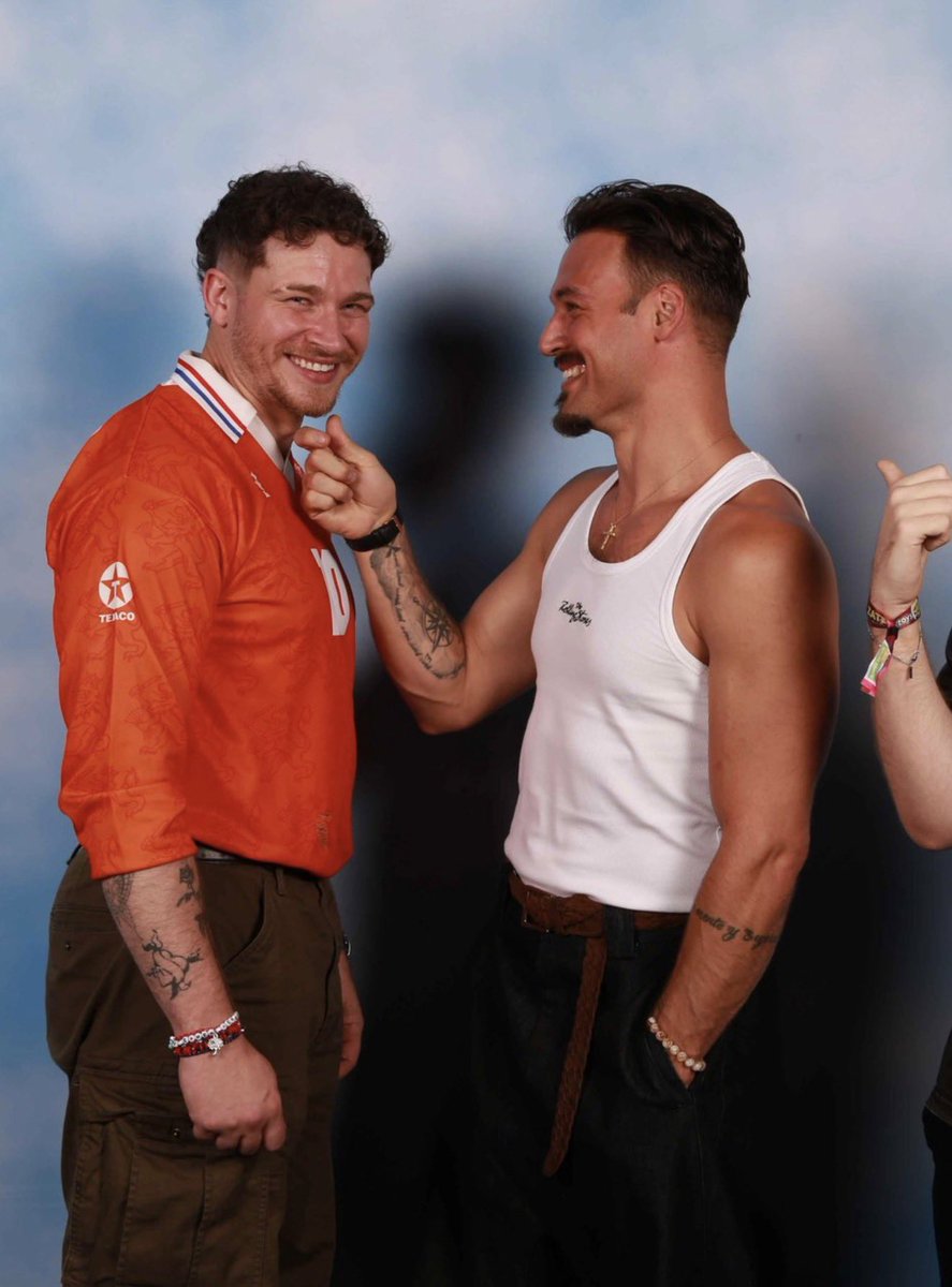 Diaz4BucksBoobs's tweet photo. Two beefy men acting all pookie https://t.co/ohDcGaHHpd