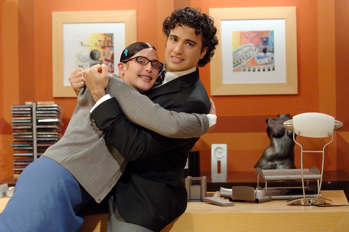 rodrigoceribeli's tweet photo. O TBT de hoje é da novela “A Feia Mais Bela” produzida pela ⁠Televisa e exibida originalmente entre 2006 e 2007. Protagonizada por Angélica Vale (Lety) e Jaime Camil (Fernando Mendiola), a produção é um dos remakes de maior sucesso da clássica história colombiana “Yo soy Betty, la fea”.
Fotos: Divulgação TelevisaUnivision 

#afeiamaisbela #lafeamasbella #bettylafea