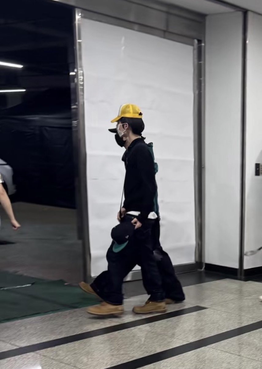 ygnbii's tweet photo. There's a high chance this is the short boy who was spotted with the trainees last time He has photos where he looks exactly like him even in his clothing style 🤏🏻

#YGNBG #YGNEWBOYGROUP https://t.co/TQoY32WFei