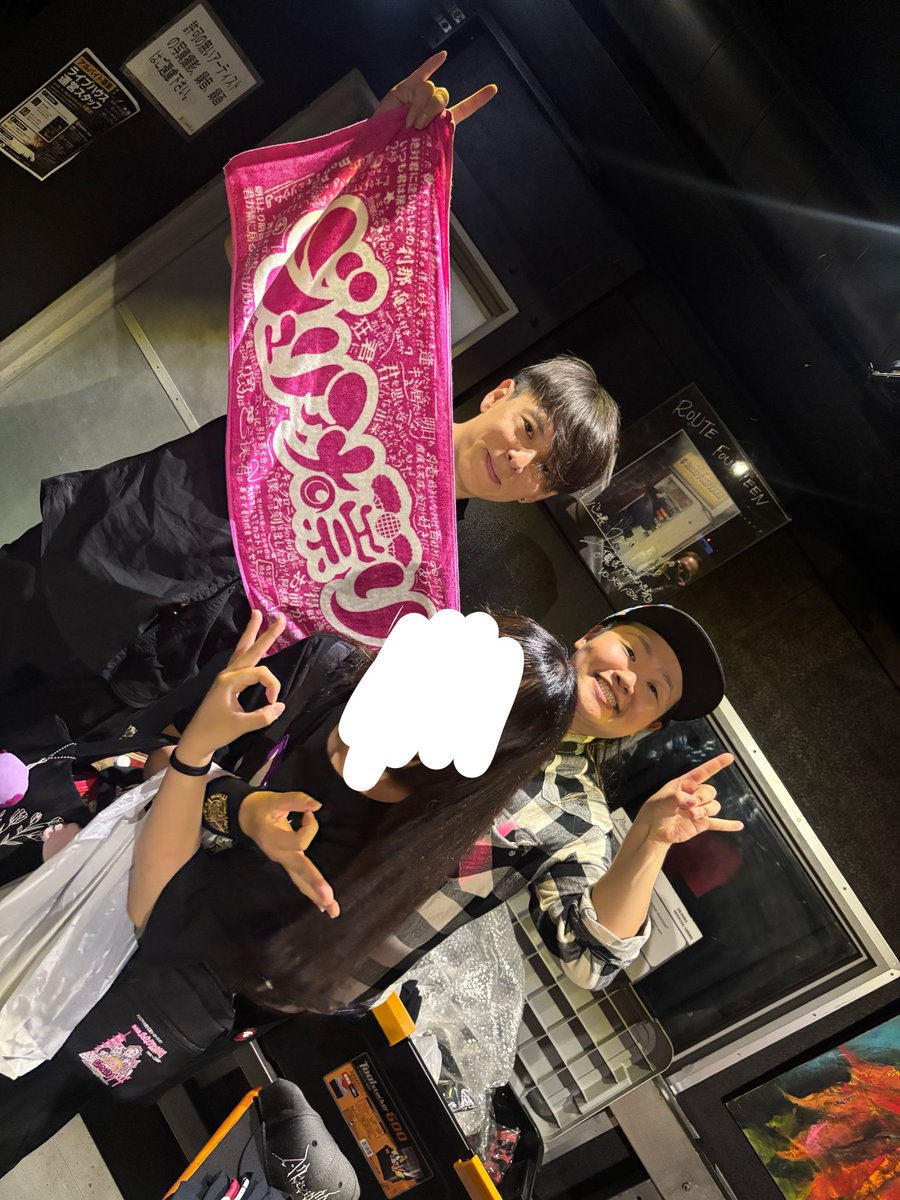 misaki1375089's tweet photo. #AkashA のライブ行ってきました！
Daisukeさんのギターとってもかっこよかった！
もっと頭振るつもりだったけど、周り全然振ってなくて遠慮してしまった💦
また来年楽しみにしてます！
私ヘドバン練習します！ https://t.co/3FIQT7uKoq