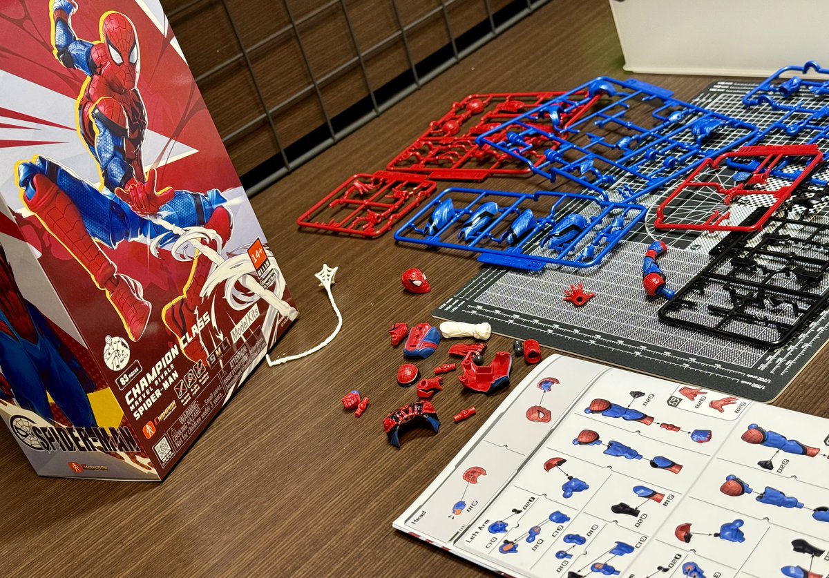Easy_Finish's tweet photo. 店頭サンプル用にBlokeesスパイダーマン

ニッパーなしでも組めるそうな(使いましたが)
プラは硬めで塗装済みパーツも綺麗。
組むのにちょっと力がいるパーツもありますが…😅
間接もしっかりして保持力もありますね。
ヴェノムも作りたい！ https://t.co/ieMPVW5mIa