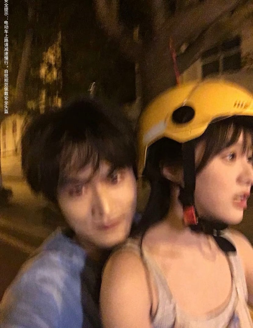 rosyluluzi's tweet photo. they’re so gen z couple coded https://t.co/6LZIdHudZC