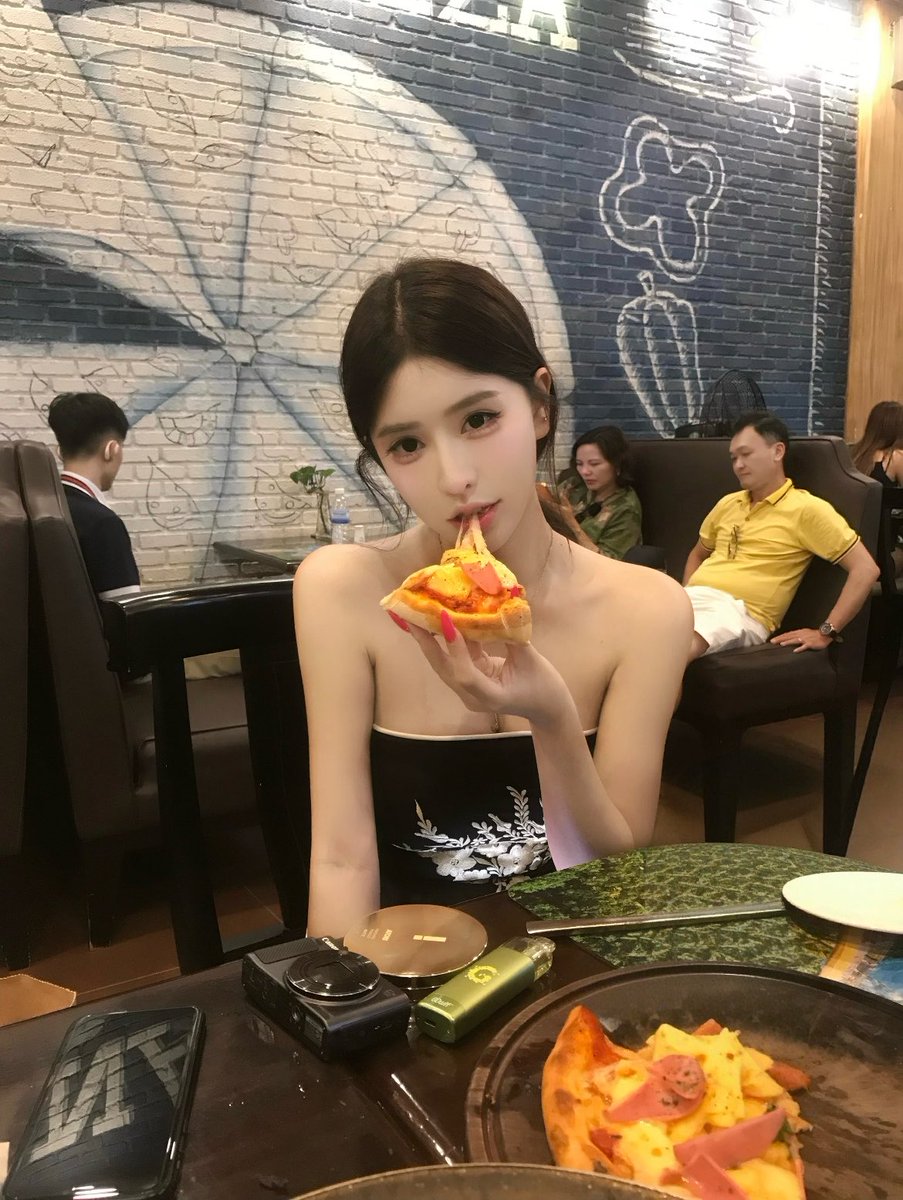 xinxinye0622's tweet photo. 可以射到披萨上吗 https://t.co/ppO4c3DrU0