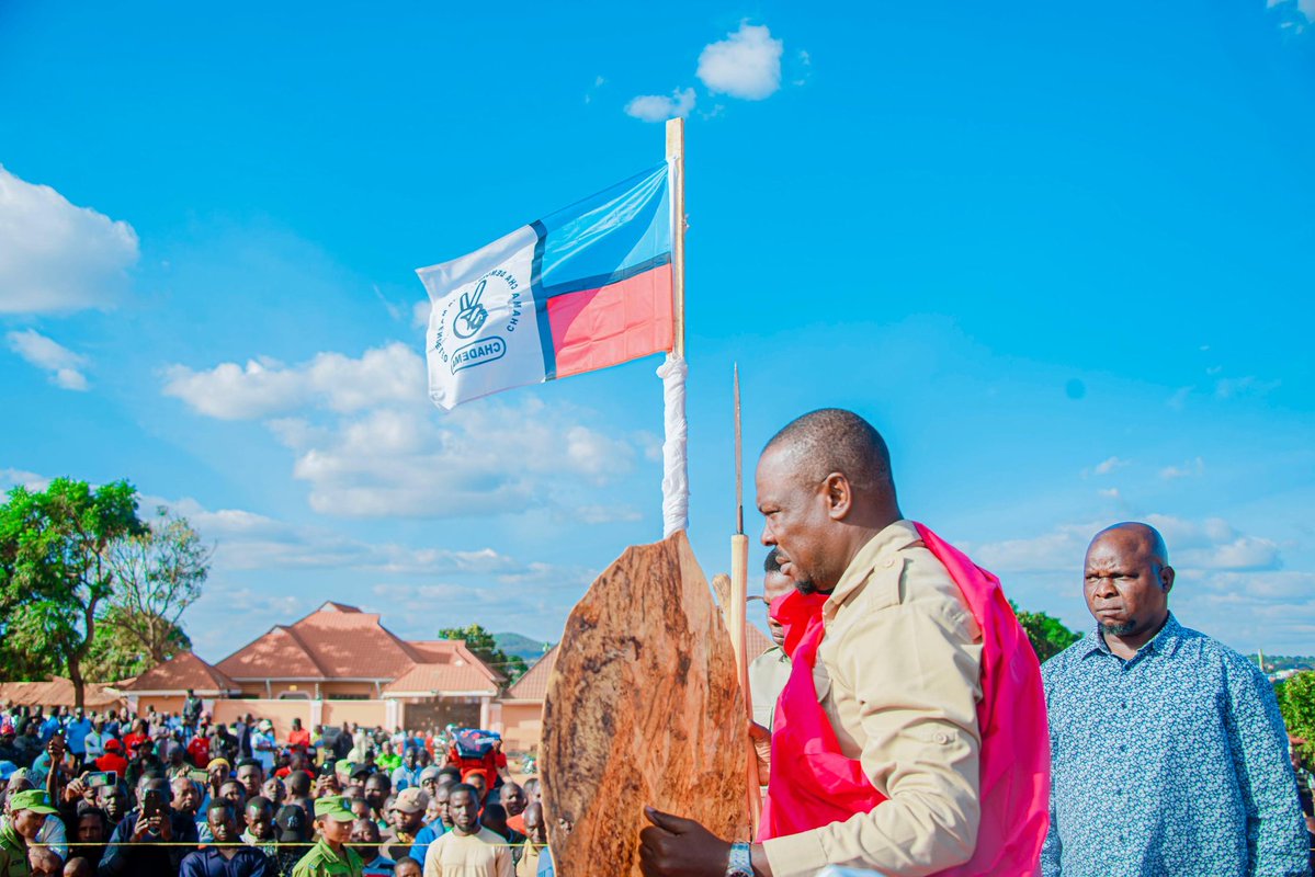 ChademaTZ2's tweet photo. Mhe. @HecheJohn, Makamu Mwenyekiti Bara, leo tarehe 20 Juni 2026 akiwa Songea Mjini akiendelea na Operesheni #KatibaMpya, #FreeTunduLissu, amesimikwa na wazee wa Kingoni kuwa Chief wa Wangoni wa Mkoa wa Ruvuma. Katika tukio hilo la kimila, wazee hao walimvisha vazi la kichifu la Kingoni kama ishara ya heshima na utambuzi wa kazi kubwa anayofanya ya ujenzi wa demokrasia nchini na kupigania haki kwa watanzania.