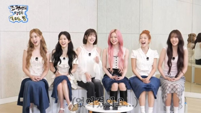 tang__kira's tweet photo. STAYC cerita kalau mereka udah ga pakai lagi konsep leader di grup.

STAYC membagikan kalau semuanya setuju untuk menghilangkan konsep leader. 

Yoon jelasin kalau Sumin tuh sebelumnya jadi leader sebelum sistem leader dihilangkan. Dulu tuh di taun kedua apa taun ketiga mulai gapake konsep leader. 

Alasan pertamanya tuh Sumin mulai ngerasa kewalahan jadi leader sendirian. Karena para member sudah punya pengalaman  2-3 tahun, mereka ngerasa udah cukup dewasa untuk saling membantu satu sama lain.

Akhirnya para member STAYC ngomong ke perusahaan untuk jadi leader untuk satu sama lain. Akhirnya mereka menghilangkan posisi leader dan sekarang ganti-gantian role di grup buat HR serta giliran memperkenalkan lagu.

https://t.co/sks5pyjpDI
