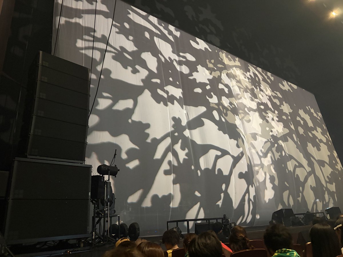 jun_jul_aug24's tweet photo. 1曲目から泣けた〜
最高のホール、過去イチの席で髭男の音に包まれた

金テの機材が真横にあって綺麗に頭上を飛び去って行ったけどロヂフェスのタオル持ってたら楢ちゃんに指差しもらえたからそれ以上の幸せ

#Official髭男dism https://t.co/DLQivVXS00
