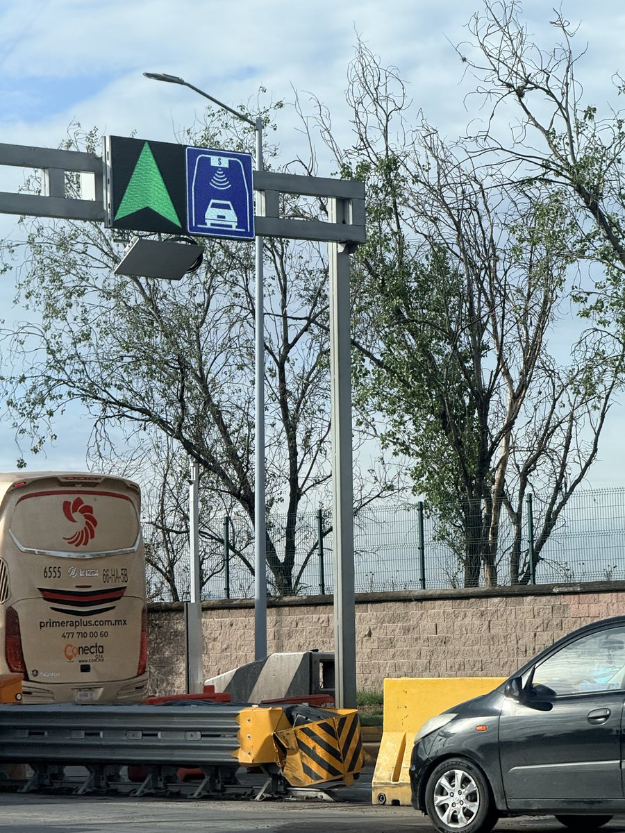 Marthiki's tweet photo. Por qué @CAPUFE por qué?! No les parece estúpido cerrar las únicas 2 casetas de tag??!!! Autopista Méx-Qro https://t.co/YXOFbKnJQ1