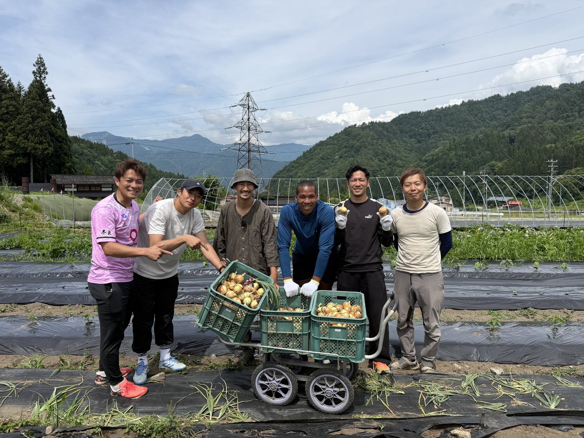 kazumaica116's tweet photo. 岐阜県飛騨市での活動が新聞に掲載⚽️🧑‍🌾

・「夢との距離」をテーマにサッカー教室
・農業体験、玉ねぎ🧅ヤングコーン🌽
・オフシーズン自主トレ温泉付♨️
・SAKIYOMI石川さん、Levela駒井さんによるSNS講習
@sakiyomi_ceo @koki_komai 

次回参加に興味ある選手はコメント欄、DMください📩 https://t.co/8bPEibkFfx