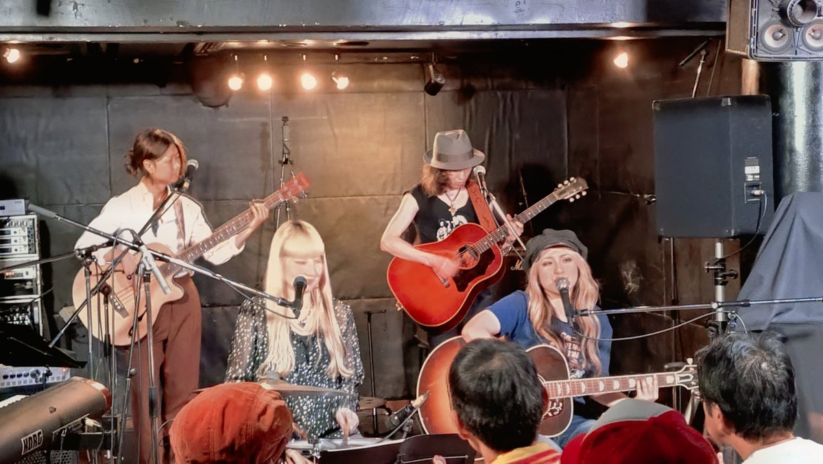 katokingguitar's tweet photo. The Lady Sheltersワンマンへ！
アコースティック編成の歌が真ん中にあるロックンロールが心地よかった！

時空くん参加の入場無料ワンマンストーンズトリビュートのフライヤーも配りつつ美味い酒飲みつつなステキな夜！
明後日ストーンズセッション！
来月トリビュートライブ！
よろしく！ https://t.co/vEM7BrkF7J
