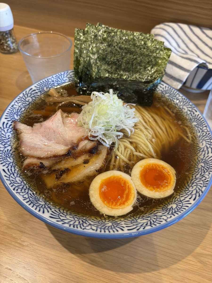 AgYex0's tweet photo. ラーメン　66杯目　67杯目

中華そば まつのみ

特性醤油ラーメン
特製塩つけ麺

醤油ラーメンのスープは何度でも飲める優しいお味♪
つけ麺の汁はオススメの山椒がよくあう‼️
スープ割りを合わせても旨い😋
麺も好みで最初の感動釜最後まで続いて満足👍
ご馳走様でした✨ https://t.co/bn76K8s2A6
