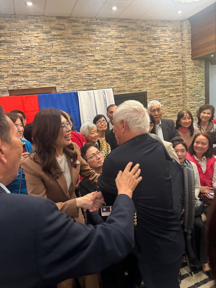 KangYu8964's tweet photo. 转载：民主党人

老嫖客从不买春 王希哲从不反共

近日以来，王希哲频繁宣称“中国民主党从不反共”，并将矛头对准提出不同意见的民主人士。然而这句话本身就构成了一个巨大的逻辑悖论。中国民主党之所以诞生，不是因为海外华人缺少一个聚餐组织，也不是因为大家喜欢开会选主席，而是因为中国共产党长期实行一党专政，不允许反对党合法存在。如果中国已经拥有自由选举、新闻自由和政党竞争，中国民主党根本没有存在的必要。因此，中国民主党的存在本身，就是对共产党垄断权力现实的一种回应。如今却有人一边顶着“中国民主党”的名号，一边高喊“从不反共”，这就像消防队宣布自己从不反对火灾一样荒唐。人们不禁要问：既然不反对造成问题的根源，那么这个组织存在的意义究竟是什么？

更令人费解的是，王希哲、郑存柱之流骂民主人士时凶神恶煞，批评界廖为匪帮，侮辱和平参会反被殴打驱逐的民主人士。对郑丽文极尽赞美，与郑握手时眼泛春光，若不是廉颇老矣，恐怕要激动的走不动路，咽口水啦。面对共产党时却突然变得温和宽容。翻看其文章，满篇都是“匪帮”“狗粪”“奸计”“闹事”等词汇，对不同意见者极尽攻击之能事。然而对于中国共产党长期压制言论自由、打压异议人士、垄断政治权力这些根本问题，却鲜少看到同等力度的批判。仿佛他们最大的敌人不是专制制度，而是其他民主人士；最大的愤怒不是针对权力，而是针对提出问题的人。这种现象本身就极具讽刺意味：一个自称民主人士的人，对民主阵营内部的批评者比对共产党更愤怒，对政治异见者比对专制权力更仇恨，角色早已发生了错位。

事实上，“反专制不反共”本身就是一种经不起推敲的文字游戏。今天中国的专制是谁在实施？不是中国共产党。如果反对专制，却拒绝批评实施专制的主体，那就如同反对抢劫却不反对劫匪，反对腐败却不反对贪官，反对火灾却不反对纵火犯一样可笑。这个自称民运先驱的著名的王希哲，竟然不反共？那你这些年忙着亲共去了？还是别有图谋？民主党当然不是为了仇恨共产党而存在，但民主党必须反对共产党的一党专政，因为这正是民主与专制最根本的分界线。如果连这一点都不敢承认，那么“中国民主党”四个字最终只会变成一个空洞的招牌。

更危险的是，一些人口口声声谈民主，实际表现出来的却是对权威的盲目维护。不能批评，不能质疑，不能提问，谁提出不同意见谁就是坏人，谁挑战某些政治人物谁就是敌人。这种思维方式与民主精神背道而驰，却与共产党长期形成的政治文化惊人相似。历史不会记住谁骂人最狠，也不会记住谁最会给别人扣帽子。历史最终只会问一个问题：当中国共产党垄断权力的时候，你究竟是在推动民主，还是在回避民主；是在监督权力，还是在维护权力。如果一个中国民主党党员骂民主人士比骂共产党更卖力，维护政治人物比维护民主原则更积极，那么人们完全有理由发出那个尖锐的问题：一个不敢反对共产党专制的“中国民主党”，到底还剩下什么？还是有人借民主党之名，要搞些事端，回国养老去罢。