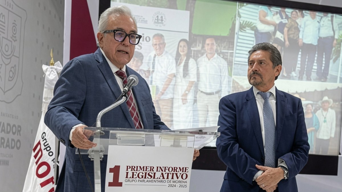 Juan_OrtizMX's tweet photo. 🗳️📌 MORENA DA CONTROL DEL CONGRESO DE SINALOA A COMPADRE DE ROCHA MOYA

¿Simulación?

Morena eligió a Eligio López Portillo como nuevo presidente de la Jucopo en Sinaloa.

Jucopo es la Junta de Coordinación Política.

Es el espacio donde se toman las principales decisiones del Congreso.

Agenda, comisiones, presupuesto...

López Portillo sustituye a Teresa Guerra, quien pidió licencia para buscar la candidatura de Morena a la gubernatura.

El dato incómodo es su cercanía con Rubén Rocha Moya.

Proceso lo ubica como operador político y compadre del gobernador con licencia.

Rocha está señalado en Estados Unidos por presuntos vínculos con el Cártel de Sinaloa.

López Portillo también fue parte de su primer gabinete.

Luego llegó como diputado plurinominal de Morena.

Y preside la Comisión de Fiscalización.

Además, su hijo Omar López Campos es secretario de Bienestar en Sinaloa.

Y suplente de Enrique Inzunza en el Senado.

Quién también está señalado por EEUU.

Así que mientras morenistas de Sinaloa enfrentan señalamientos de narcopolítica, el Congreso queda en manos de un perfil del mismo círculo político de Rocha.

https://t.co/4ufk8yO6OO