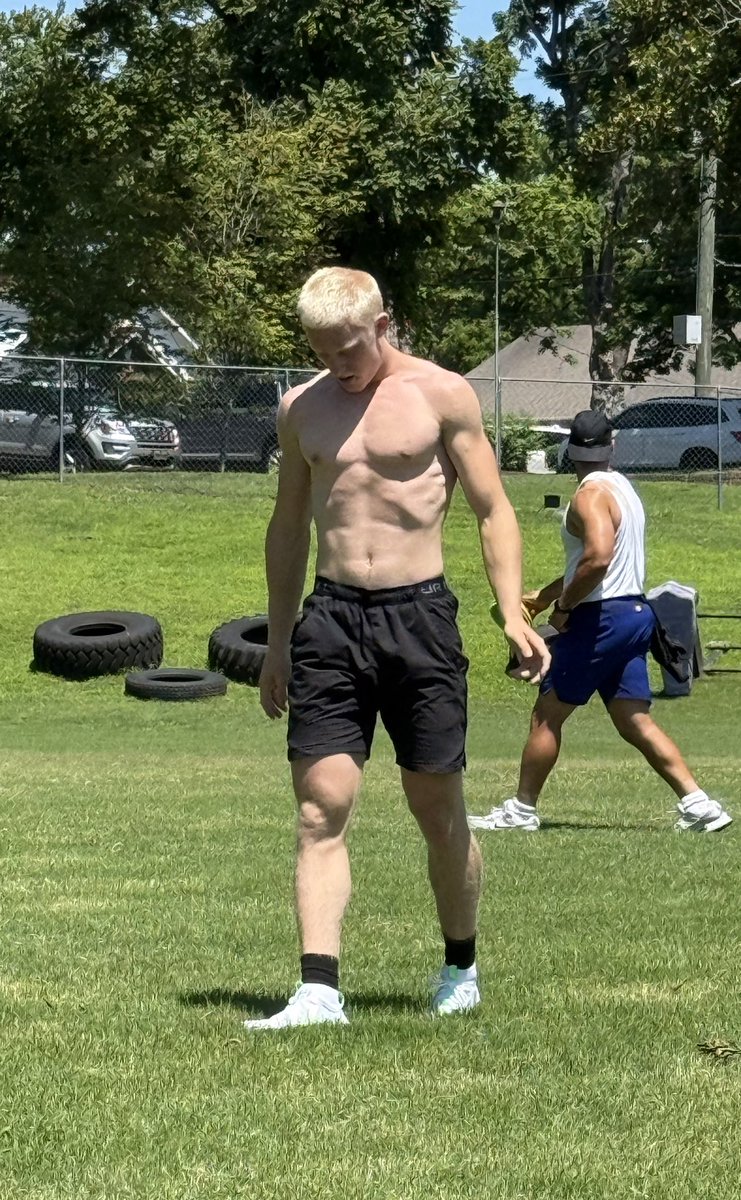 KarenGr56385887's tweet photo. Thank you @DeonGiddens for getting @Max_Greene_4 some DB work in today! https://t.co/EglcAbDeCF