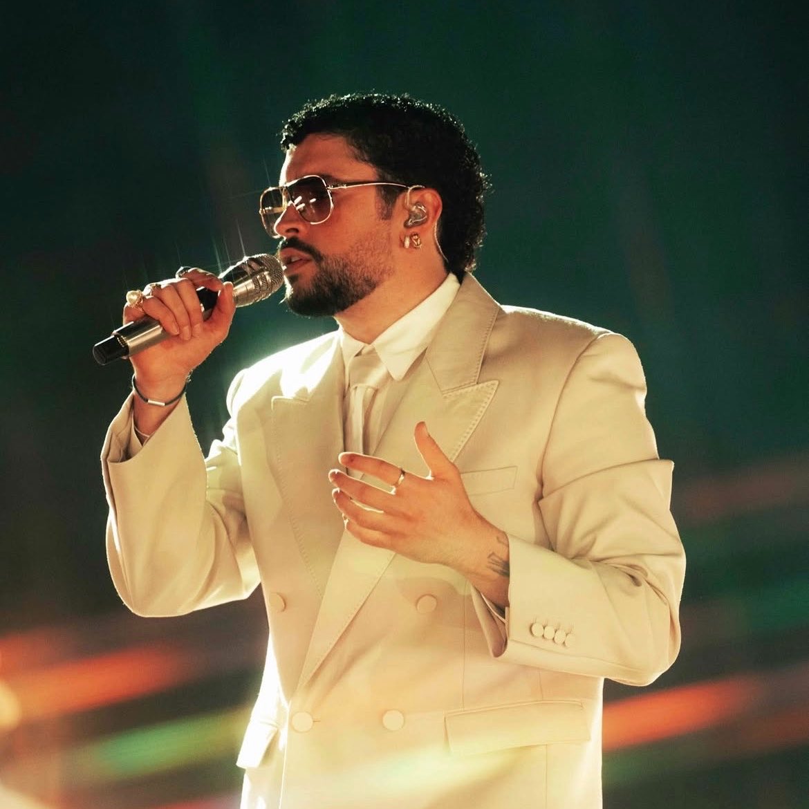 BBPRTV's tweet photo. “ENSÉÑAME A BAILAR” fue la canción exclusiva que interpretó Bad Bunny hoy en Düsseldorf, Alemania. 🇩🇪 https://t.co/VEzqqDyllS